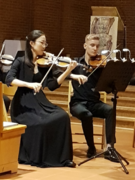 Konzert für Streichensemble und Orgel (HfKM), 28.9.2019, Mola di Bari (I), von links: Julia Kim (vl), Jannis Roos (vl)